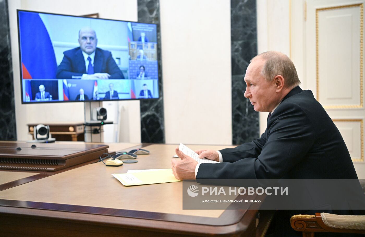 Президент РФ В. Путин провел совещание по экономическим вопросам