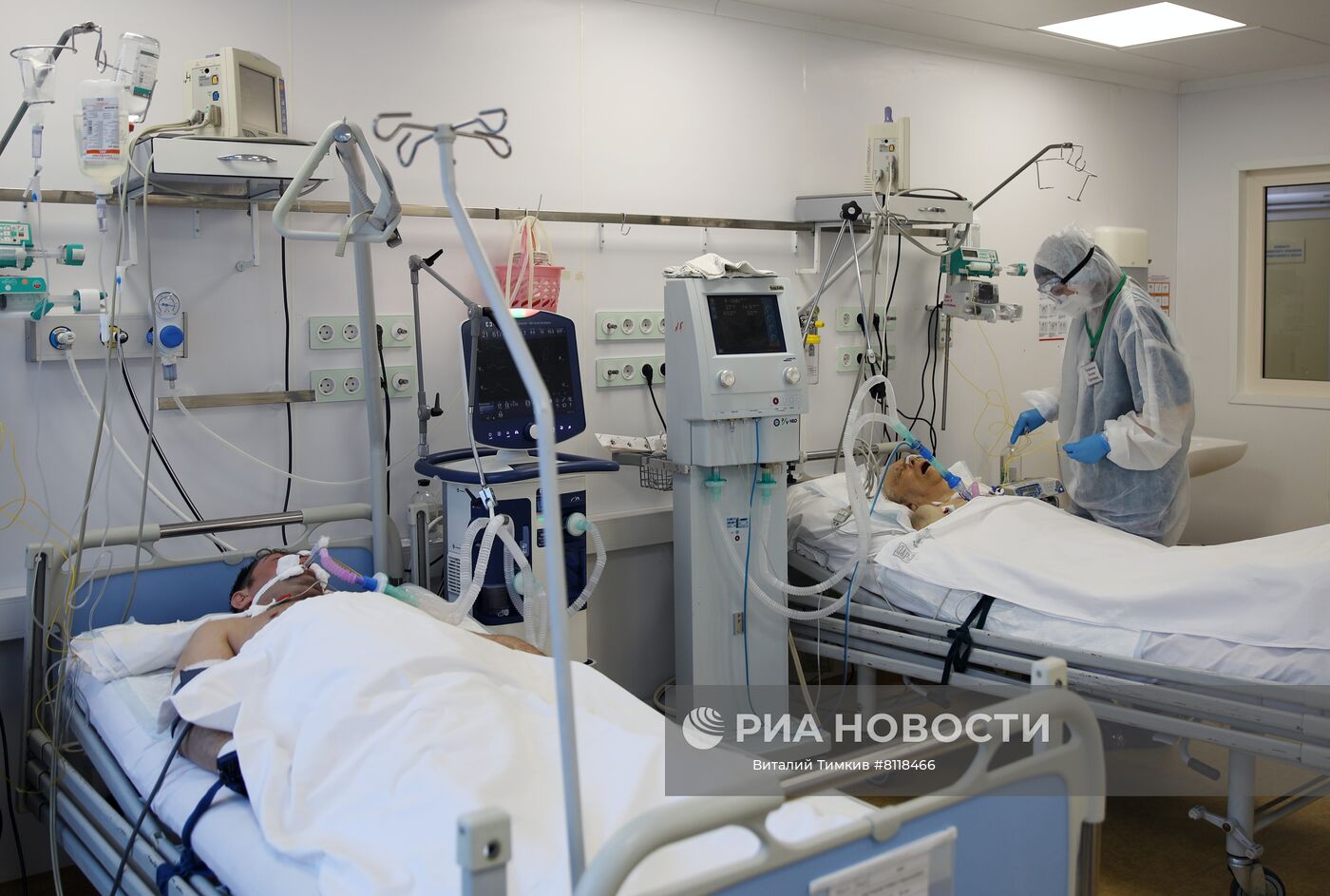 Медицинский работник у пациента в реанимационном отделении для больных Covid-19 краевой больницы №2 Краснодара. Место: Россия, Краснодар. Автор: Виталий Тимкив/РИА Новости. Лечение пациентов с Covid-19 в Краевой больнице №2 Краснодара