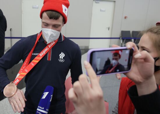 Прилет российских спортсменов из Пекина в Москву 