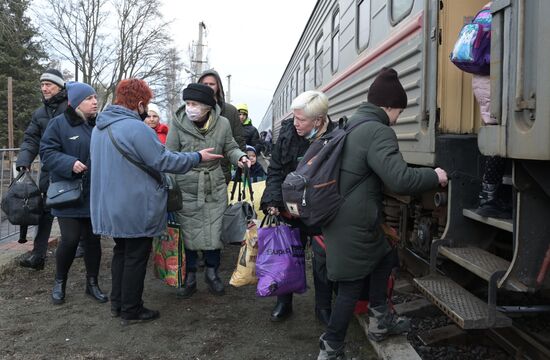 Эвакуация гражданского населения ДНР со станции "Донецк-2"