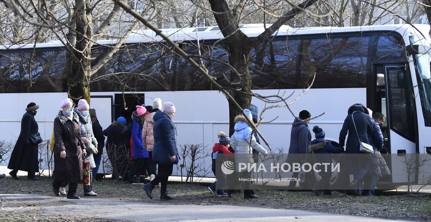 Отправление беженцев из ДНР и ЛНР в регионы России