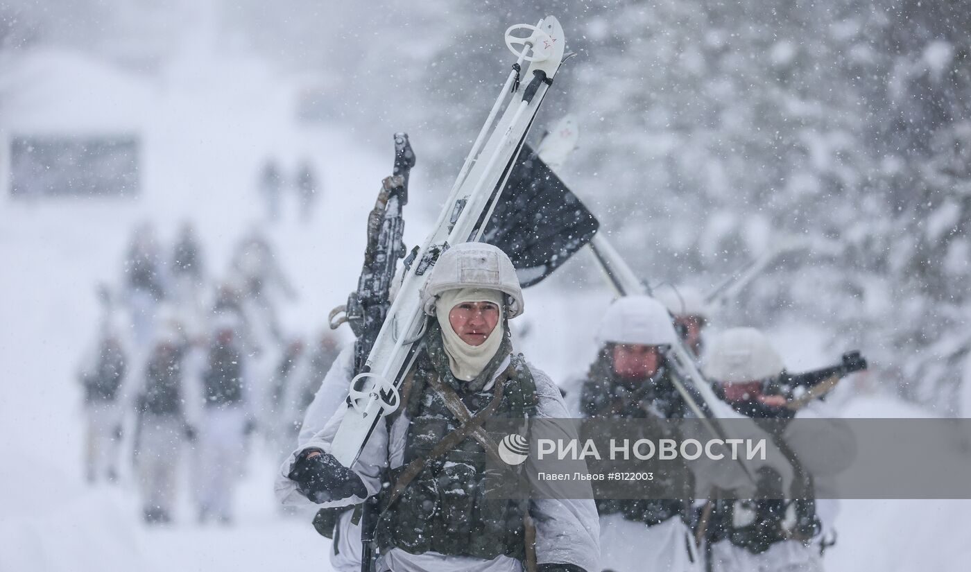 Учения арктических мотострелковых подразделений в Мурманской области