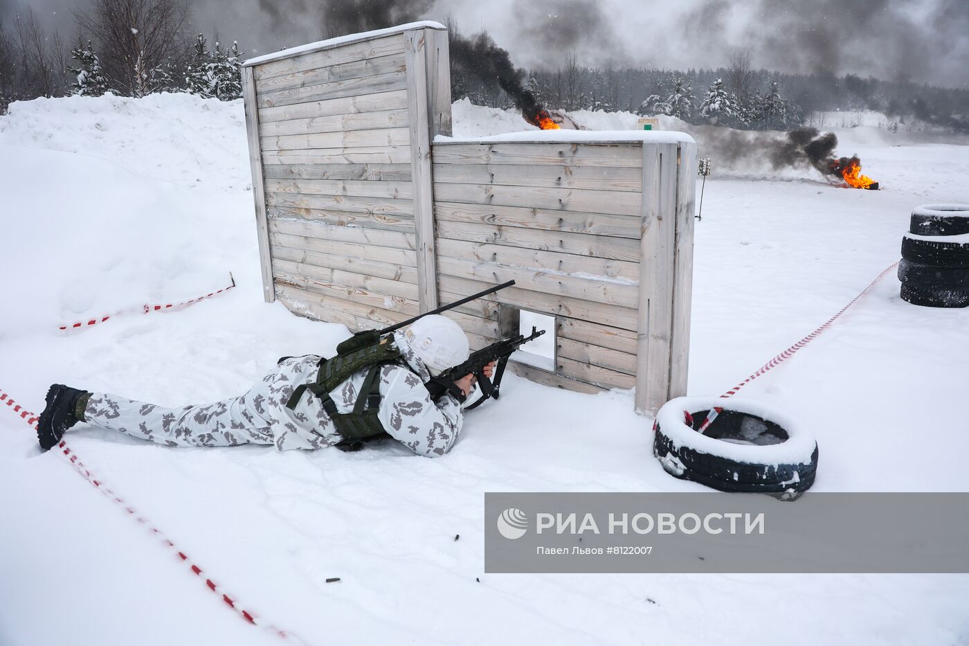 Учения арктических мотострелковых подразделений в Мурманской области