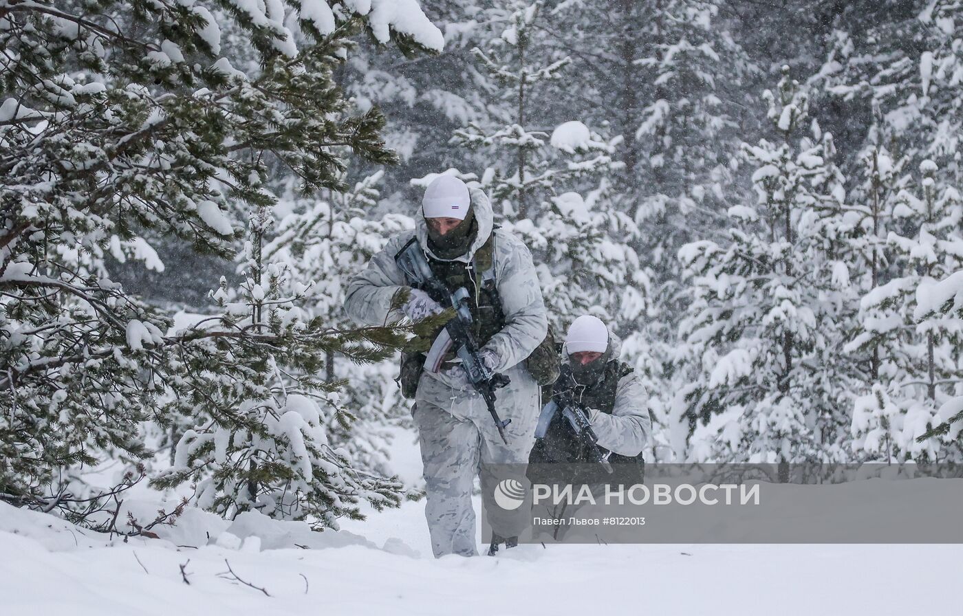 Учения арктических мотострелковых подразделений в Мурманской области
