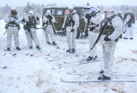 Учения арктических мотострелковых подразделений в Мурманской области