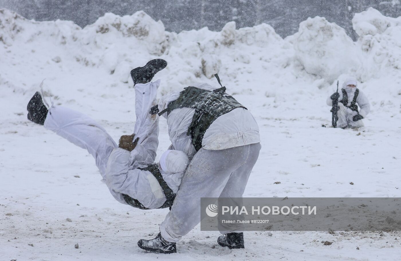 Учения арктических мотострелковых подразделений в Мурманской области
