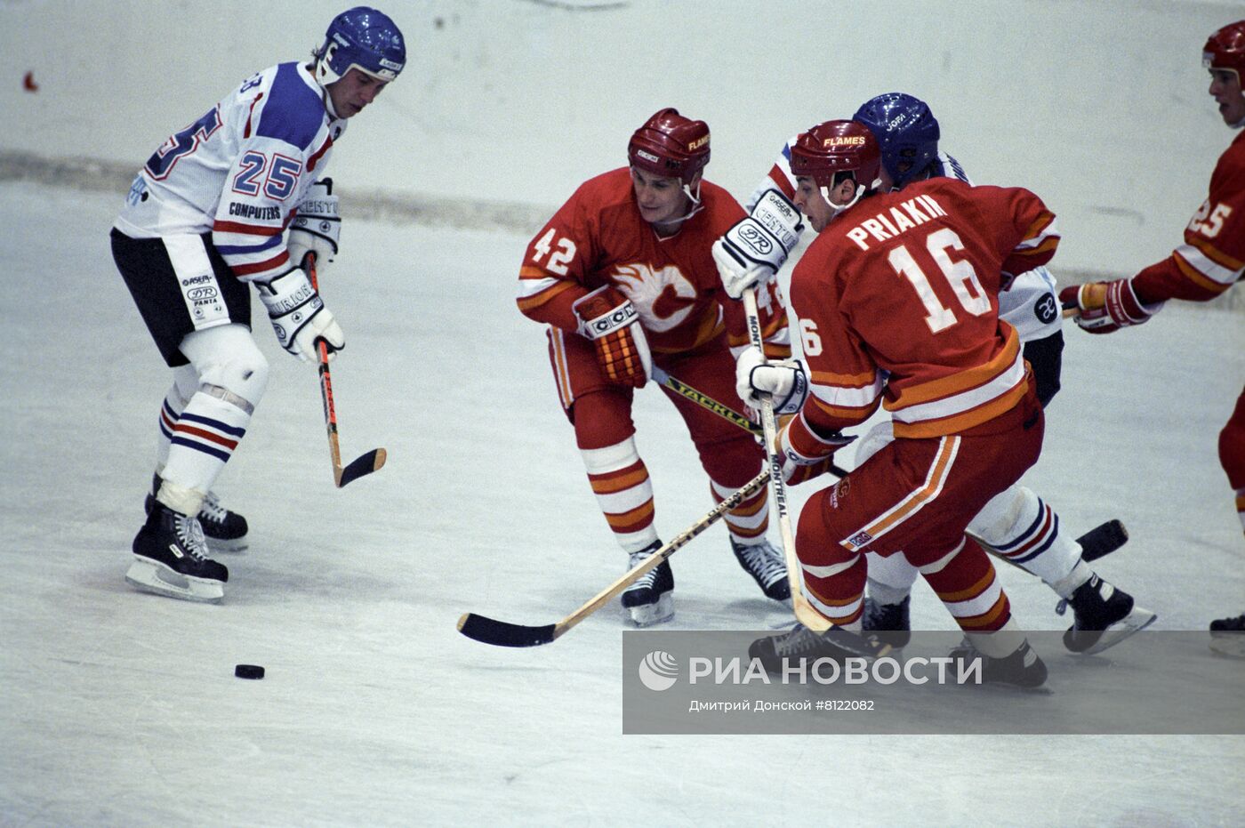 Советские хоккеисты С. Макаров и С. Пряхин