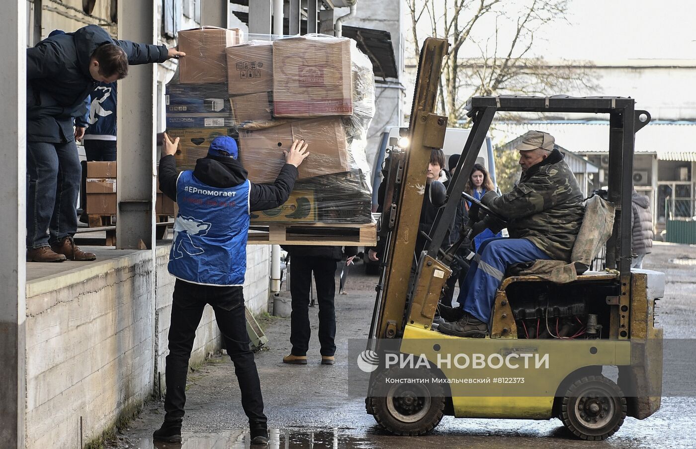 Организация гуманитарной помощи для эвакуированных жителей ДНР и ЛНР в регионах РФ