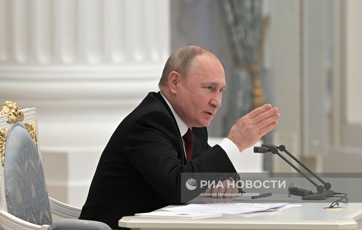 Президент РФ В. Путин провел заседание Совбеза РФ