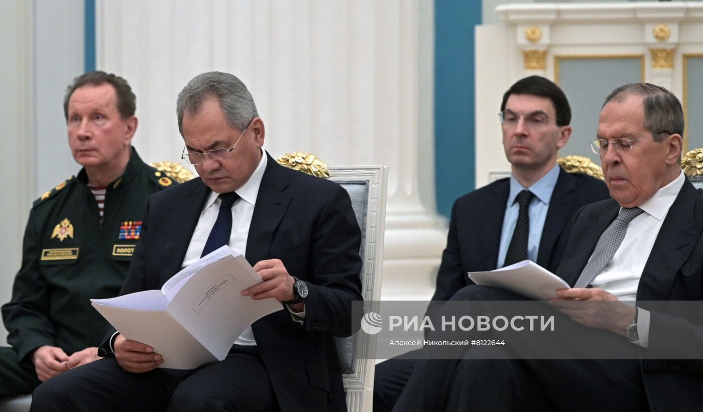 Президент РФ В. Путин провел заседание Совбеза РФ