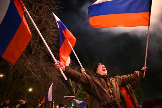Жители Донецка празднуют признание Россией ДНР и ЛНР