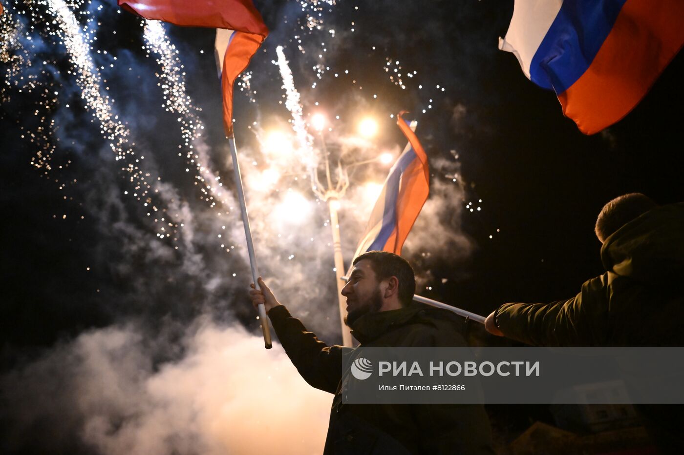 Жители Донецка празднуют признание Россией ДНР и ЛНР
