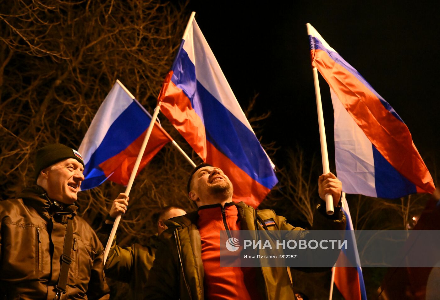 Жители Донецка празднуют признание Россией ДНР и ЛНР Жители Донецка празднуют признание Россией ДНР и ЛНР