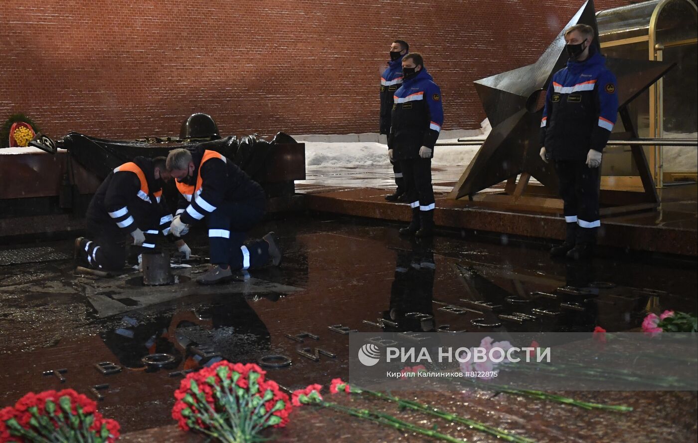 Профилактика горелки Вечного огня у Могилы Неизвестного Солдата в Александровском саду