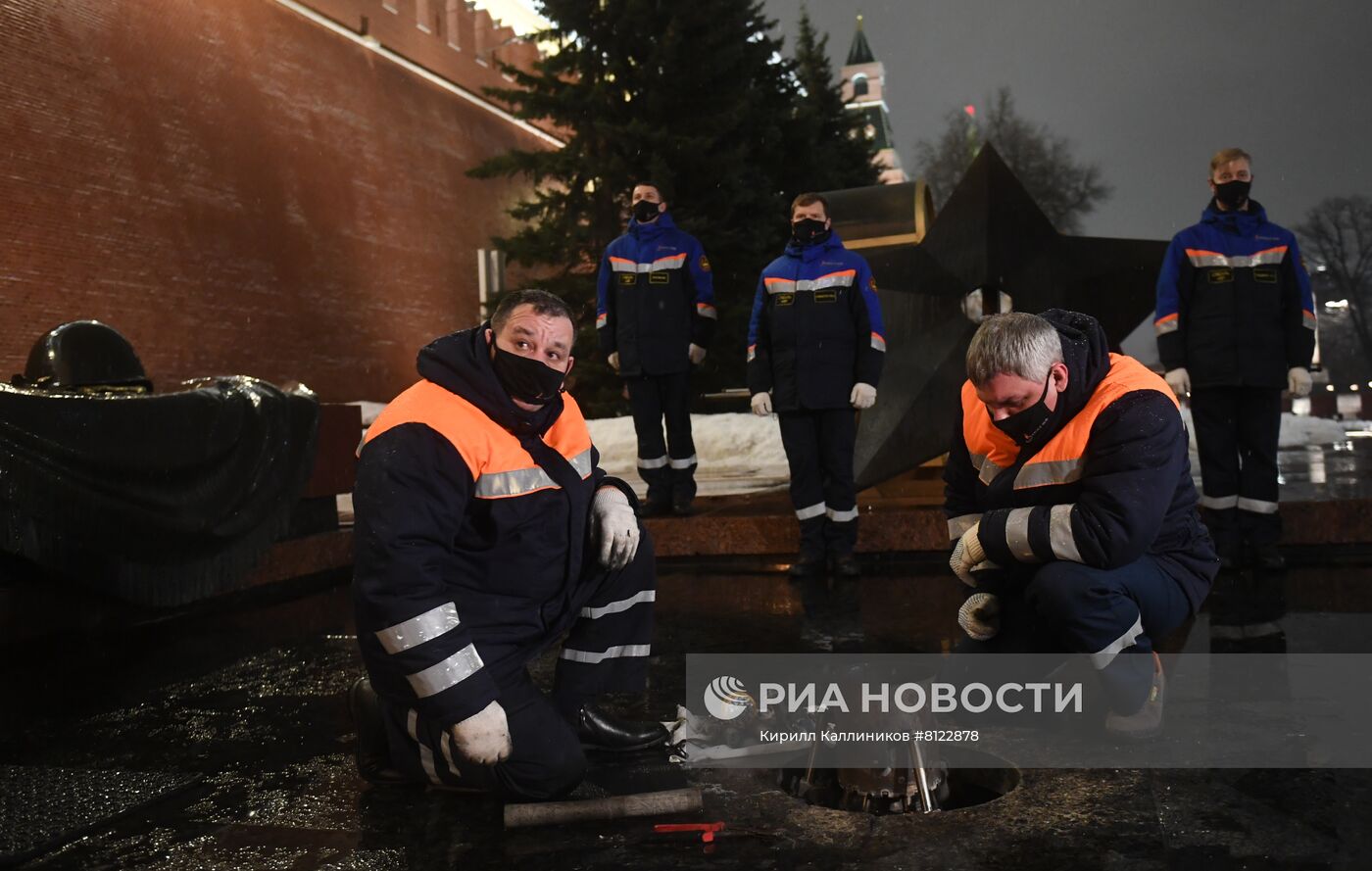 Профилактика горелки Вечного огня у Могилы Неизвестного Солдата в Александровском саду