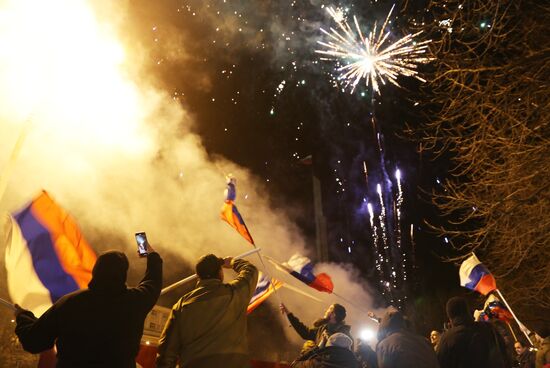 Жители Донецка и Луганска празднуют признание Россией ДНР и ЛНР