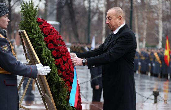 Президент Азербайджана И. Алиев возложил цветы к Могиле Неизвестного Солдата