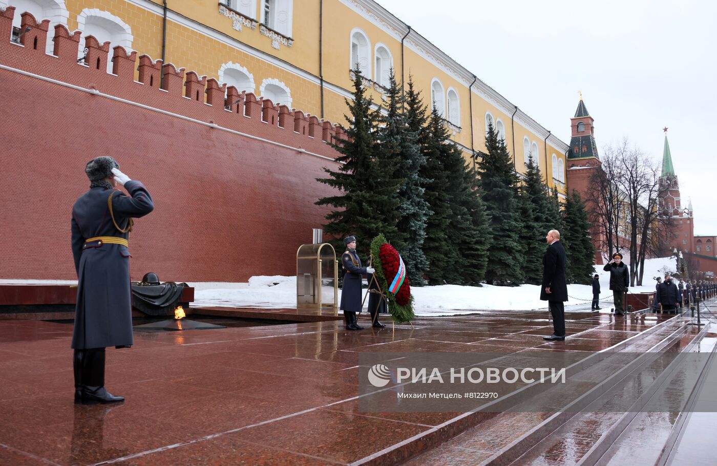 Президент Азербайджана И. Алиев возложил цветы к Могиле Неизвестного Солдата