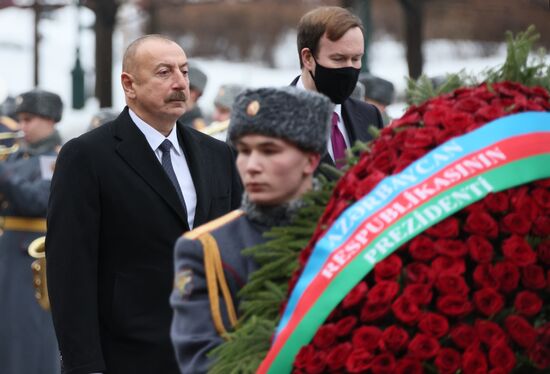 Президент Азербайджана И. Алиев возложил цветы к Могиле Неизвестного Солдата