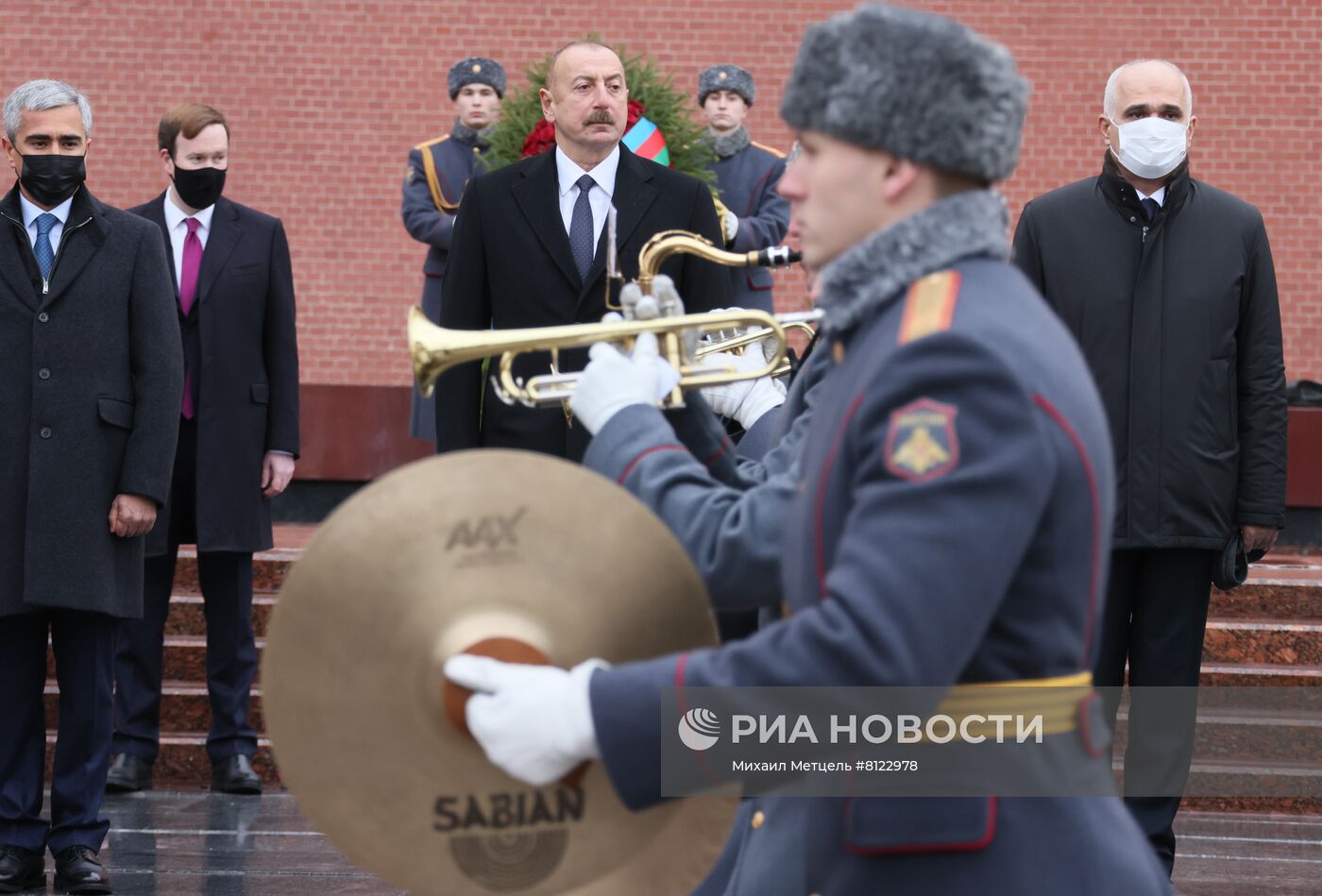 Президент Азербайджана И. Алиев возложил цветы к Могиле Неизвестного Солдата