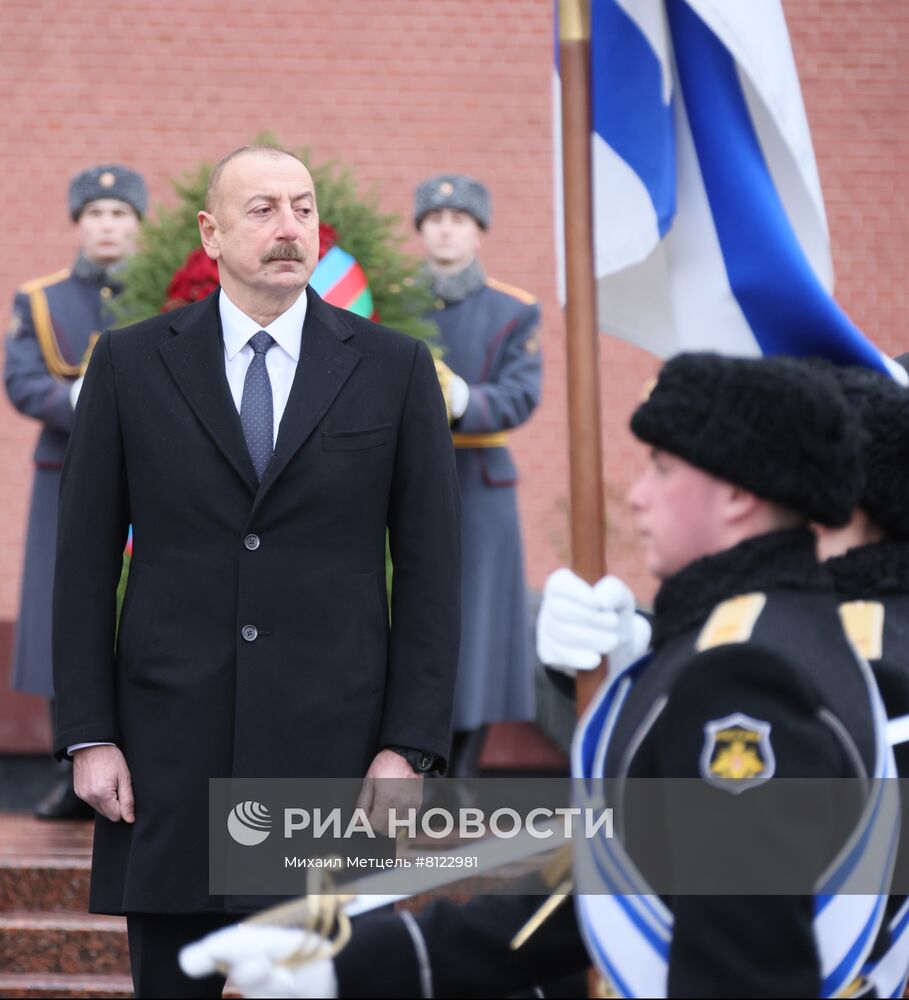 Президент Азербайджана И. Алиев возложил цветы к Могиле Неизвестного Солдата