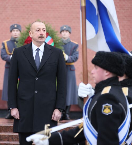 Президент Азербайджана И. Алиев возложил цветы к Могиле Неизвестного Солдата