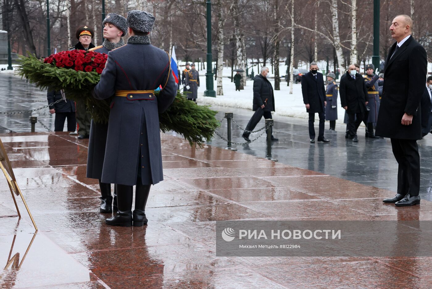 Президент Азербайджана И. Алиев возложил цветы к Могиле Неизвестного Солдата