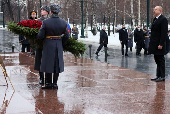 Президент Азербайджана И. Алиев возложил цветы к Могиле Неизвестного Солдата