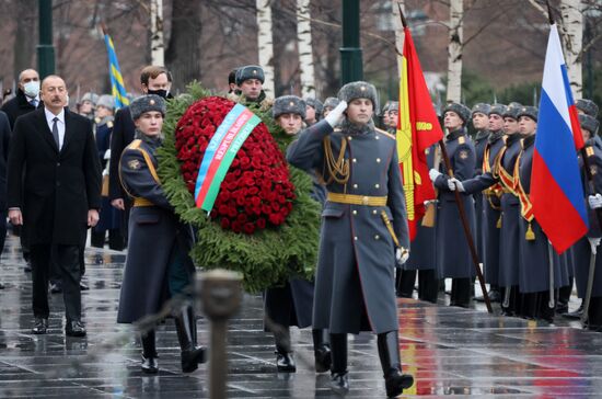 Президент Азербайджана И. Алиев возложил цветы к Могиле Неизвестного Солдата