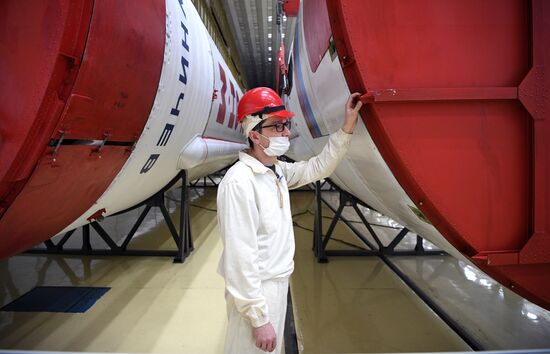 Сборка ракеты "Протон-М" для проекта "ЭкзоМарс-2022" в ГКНПЦ им. Хруничева