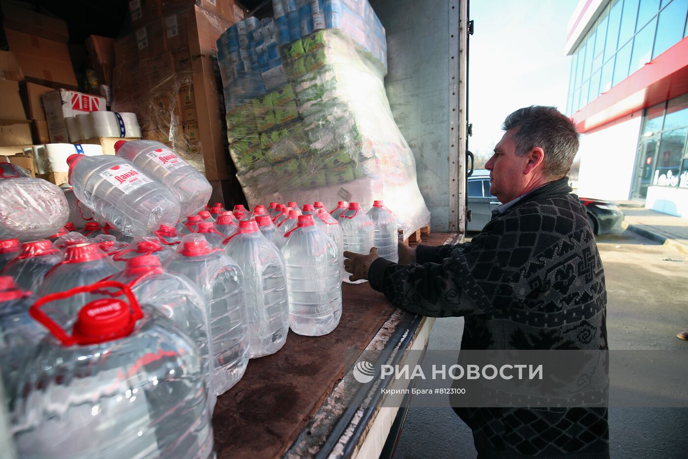 Организация гуманитарной помощи для эвакуированных жителей ДНР и ЛНР в регионах РФ