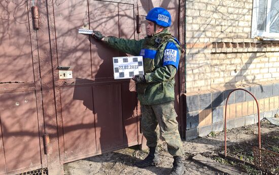 Представители ЛНР в СЦКК фиксируют последствия обстрелов в городе Александровск