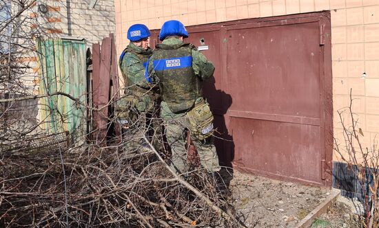 Представители ЛНР в СЦКК фиксируют последствия обстрелов в городе Александровск