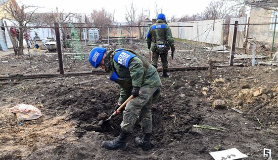 Представители ЛНР в СЦКК фиксируют последствия обстрелов в городе Александровск