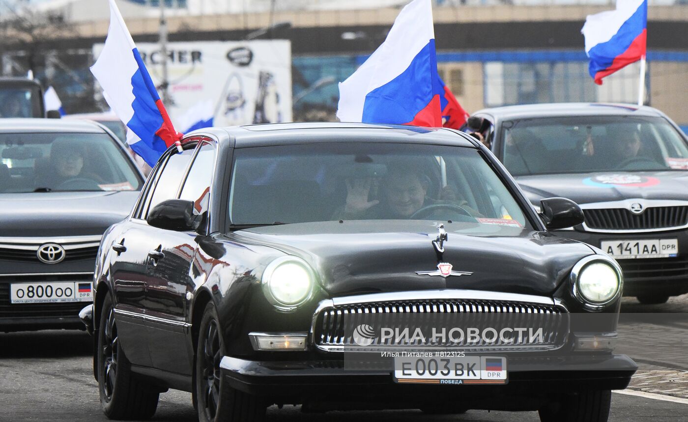 Жители Донецка и Луганска празднуют признание Россией ДНР и ЛНР | РИА  Новости Медиабанк