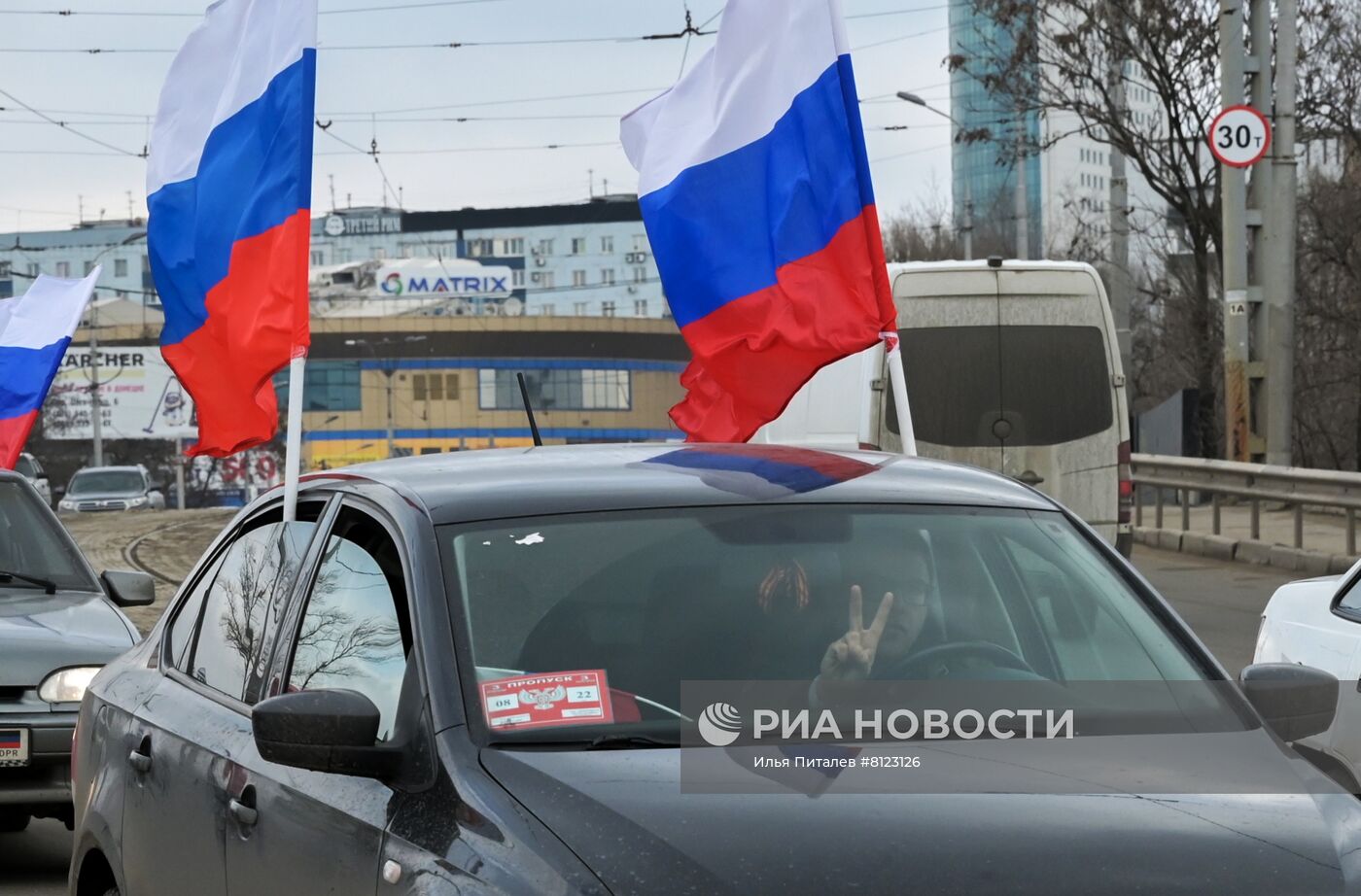 Жители Донецка и Луганска празднуют признание Россией ДНР и ЛНР