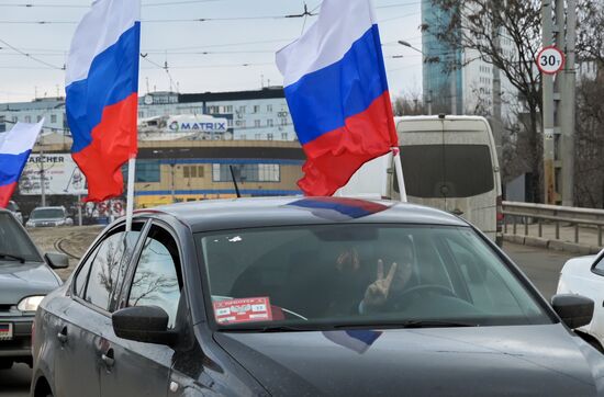 Жители Донецка и Луганска празднуют признание Россией ДНР и ЛНР