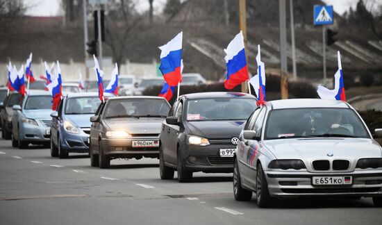 Жители Донецка и Луганска празднуют признание Россией ДНР и ЛНР