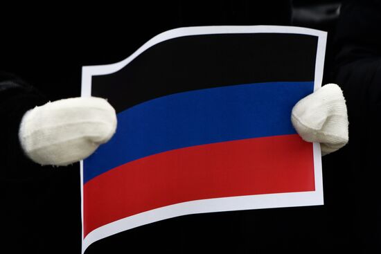 Акция в поддержку жителей Донбасса в Екатеринбурге