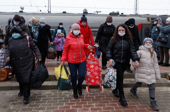 Прибытие эвакуированных жителей ДНР и ЛНР в Белгородскую область