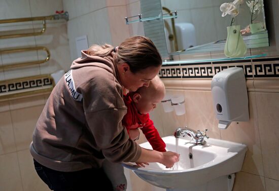 Прибытие эвакуированных жителей ДНР и ЛНР в Белгородскую область