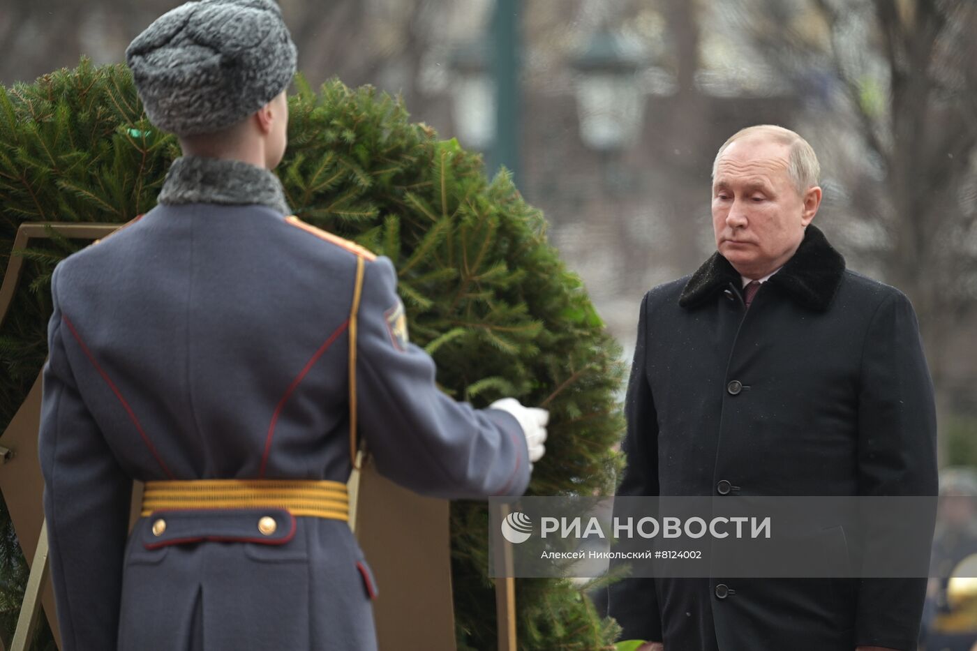 Президент РФ В. Путин возложил венок к Могиле Неизвестного Солдата