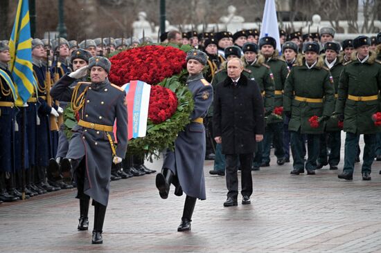 Президент РФ В. Путин возложил венок к Могиле Неизвестного Солдата