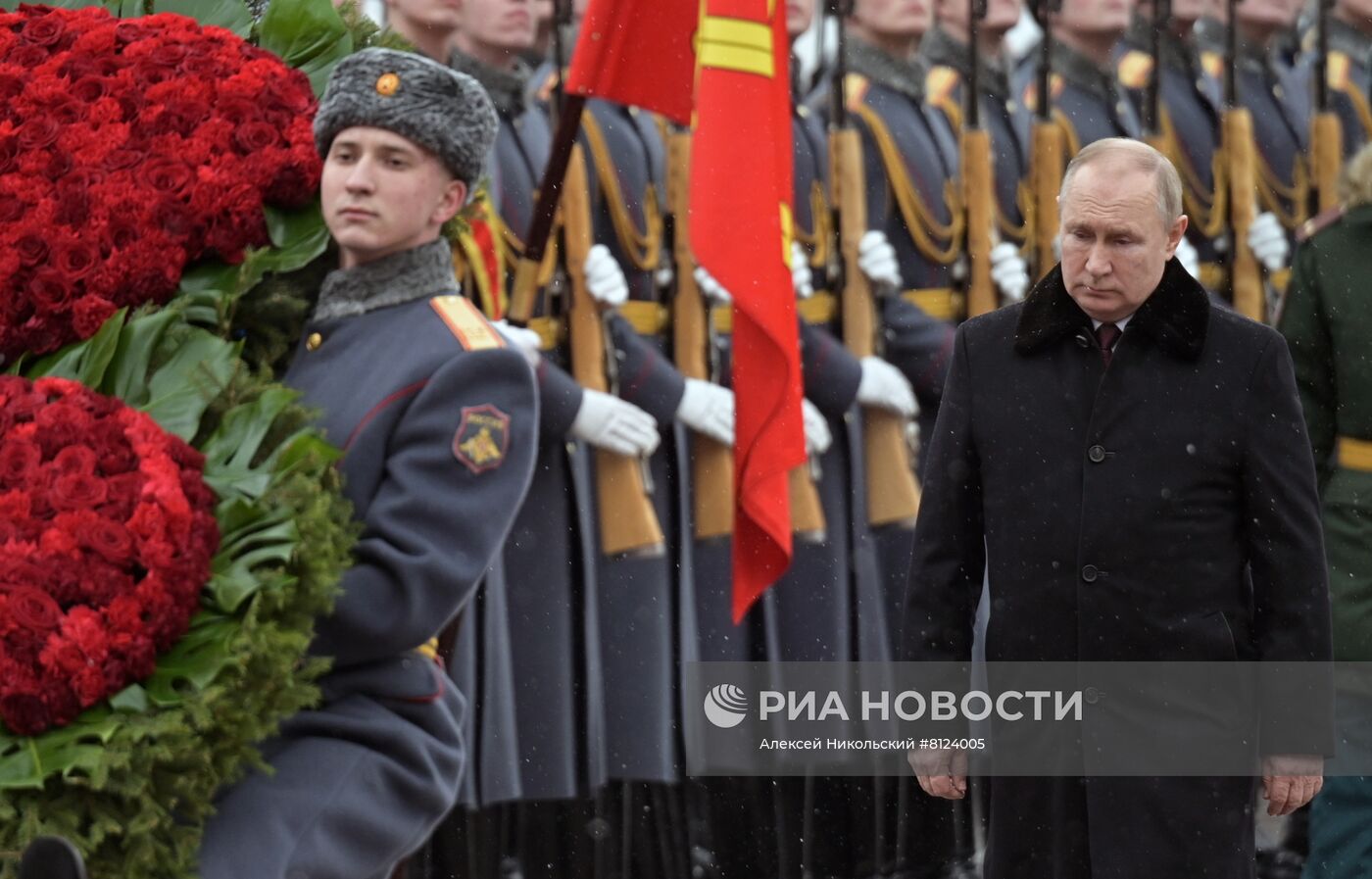 Президент РФ В. Путин возложил венок к Могиле Неизвестного Солдата