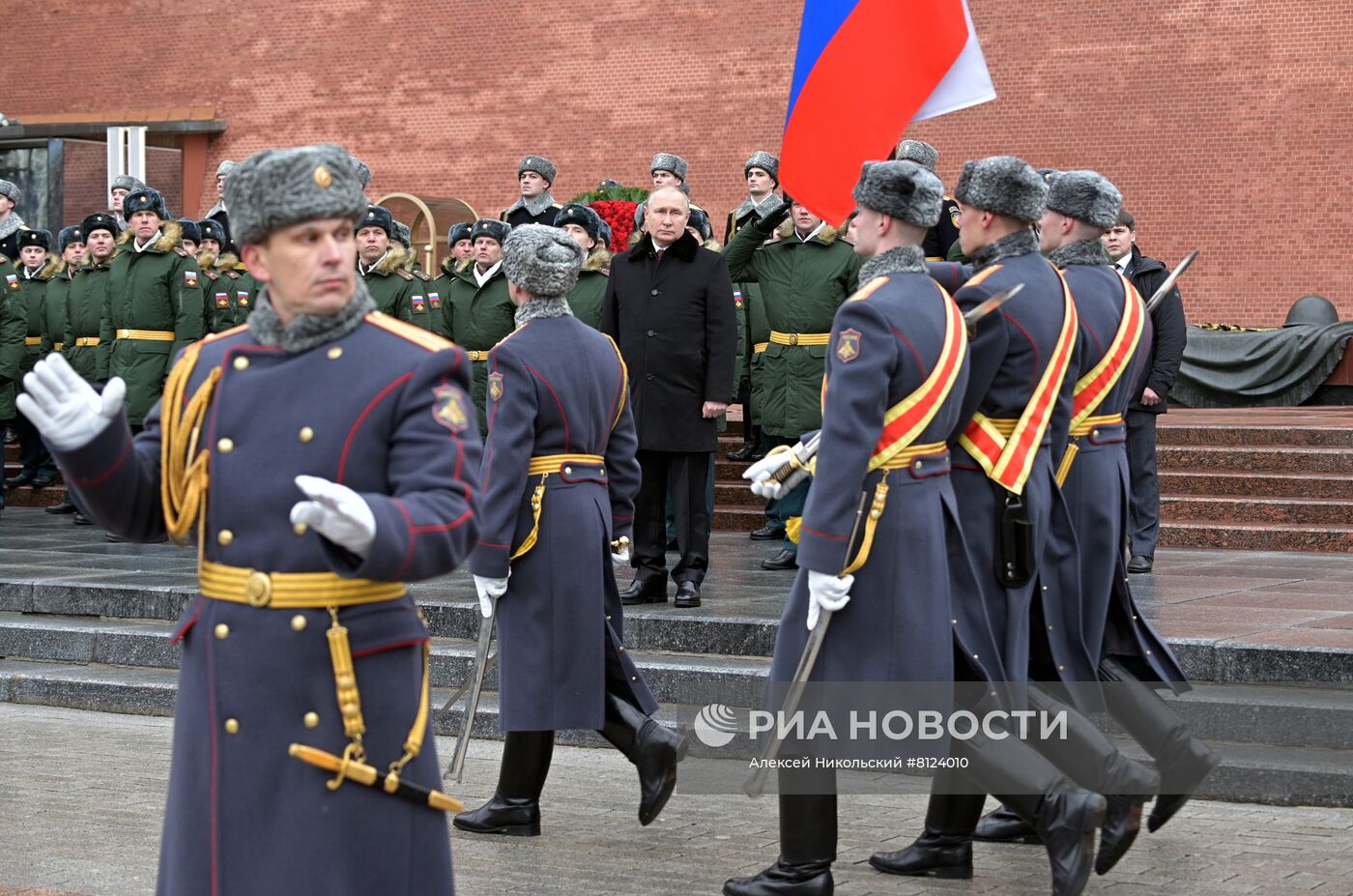 Президент РФ В. Путин возложил венок к Могиле Неизвестного Солдата