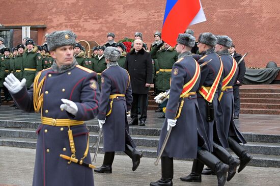 Президент РФ В. Путин возложил венок к Могиле Неизвестного Солдата