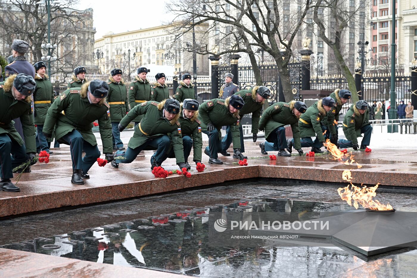 Президент РФ В. Путин возложил венок к Могиле Неизвестного Солдата