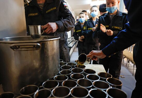 Экскурсия для нахимовцев на корабль "Неустрашимый" в Балтийске