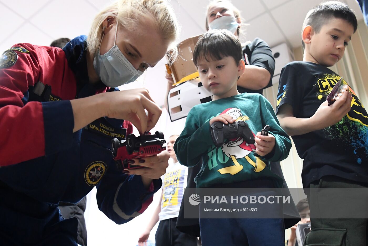 Волонтеры дарят подарки эвакуированным из ДНР и ЛНР детям