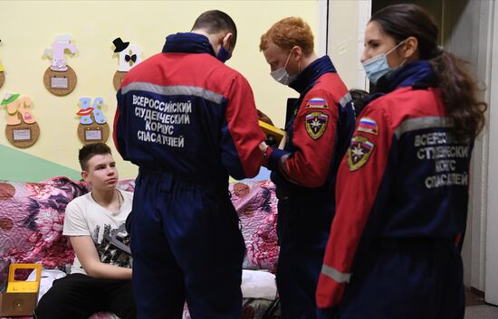 Волонтеры дарят подарки эвакуированным из ДНР и ЛНР детям